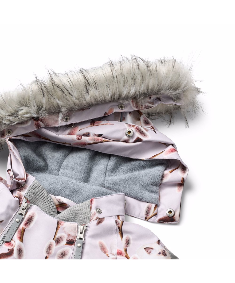 Hopla Fur - Willow Kitten - Lila vind- och vattentät vinterjacka för barn tillverkad av återvunnen polyester med vackra videgrenar och en vit kattunge, fodrad med 3M™ Thinsulate™.