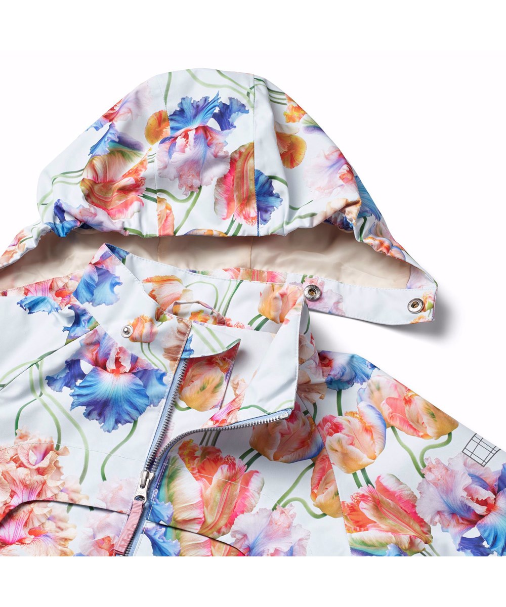 Hoplas - Tulip Blue - Ljusblå vind- och vattentät jacka för barn i återvunnen polyester med färgglatt mönster av konstnärliga tulpaner.