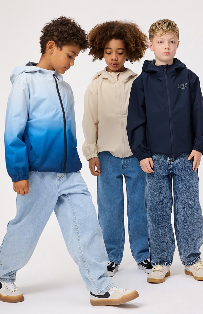 Horizon - Fade Blue - Vind- och vattentät jacka för barn i återvunnen polyester med en huva i blåa gradientfärger.