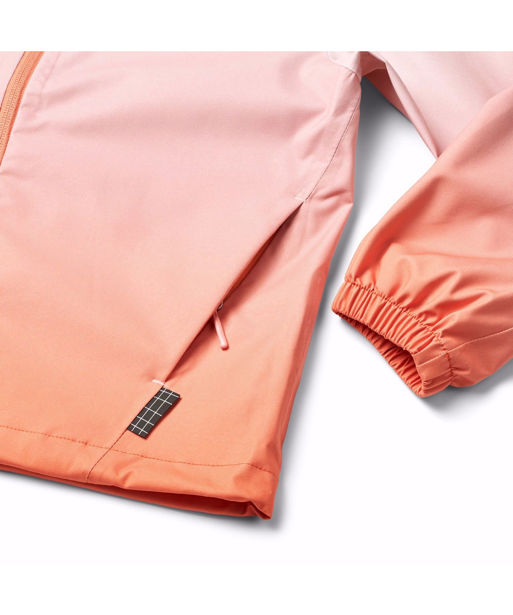 Horizon - Fade Pink - Vind- och vattentät jacka för barn i återvunnen polyester med en huva i rosa och orange gradientfärger.