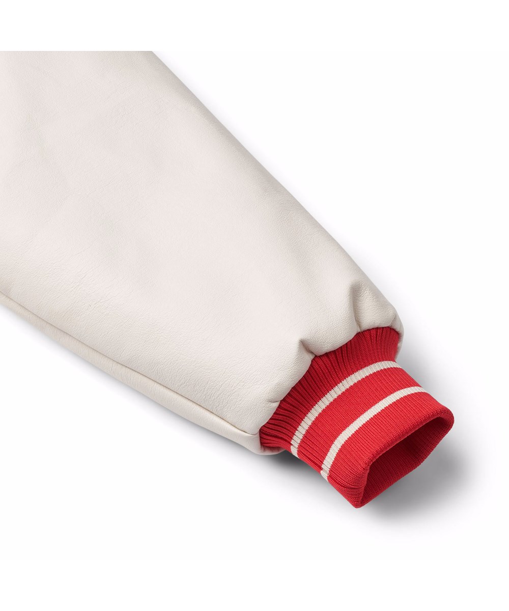 Hani - Adrenaline Rush - Röd basebolljacka med vita ärmar.