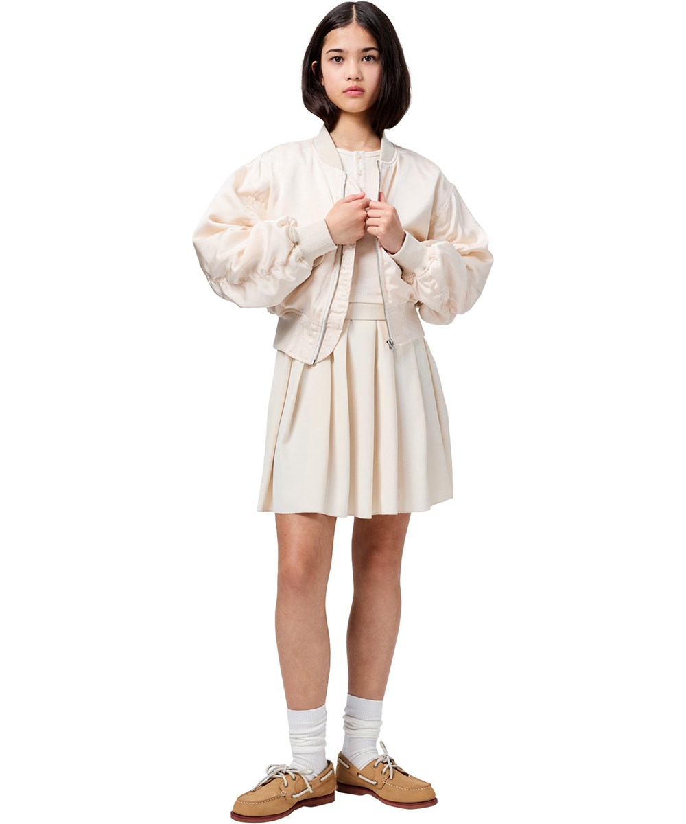 Hannie - Soft Powder - Off-white kort bomberjacka för barn med en lätt glans och vadderat foder.