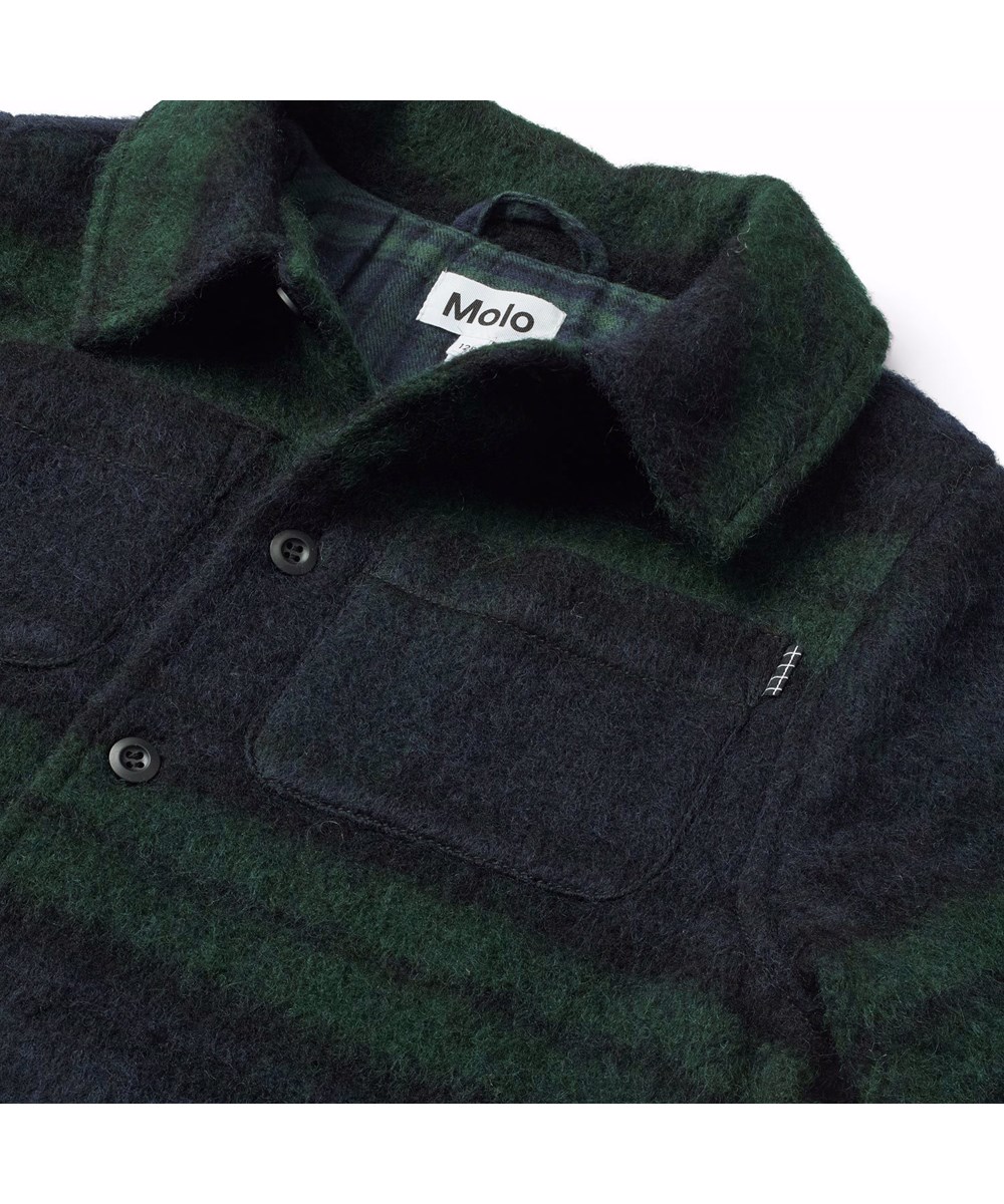Harley - Blue Pine Check - Grön-och blårutig overshirt för barn med en lös passform, skjortkrage, fickor fram och knappar.