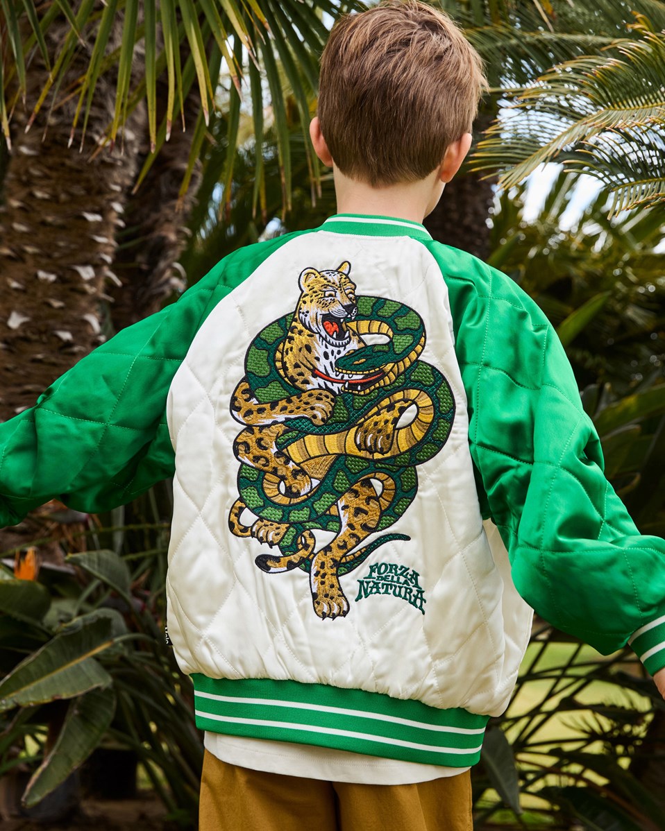 Haru - Jaguar And Snake - Quiltad bomberjacka för barn i grönt och off-white med en broderad ryggpatch av en gepard och orm i levande färger och texten "Forza Della Natura" på bröstet.