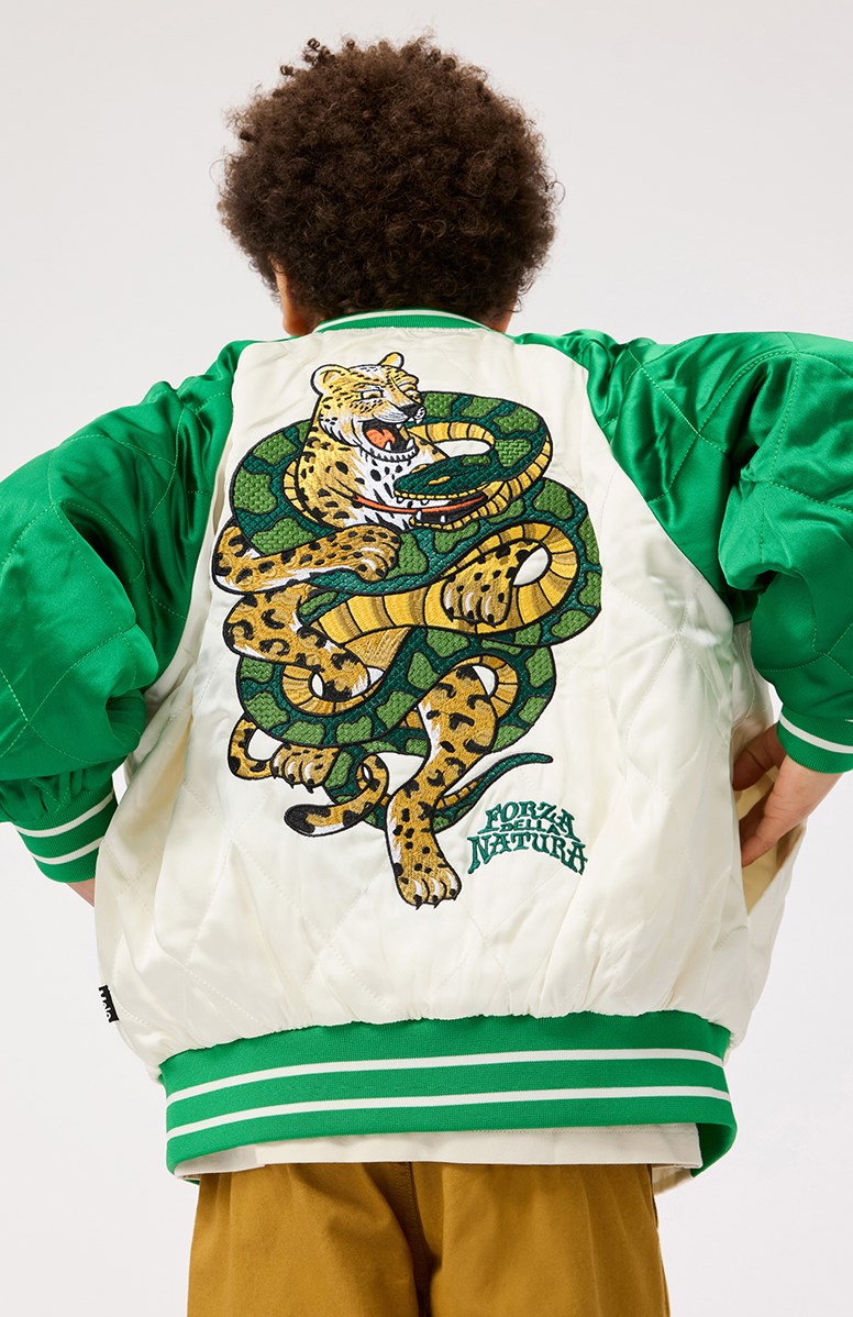 Haru - Jaguar And Snake - Quiltad bomberjacka för barn i grönt och off-white med en broderad ryggpatch av en gepard och orm i levande färger och texten "Forza Della Natura" på bröstet.