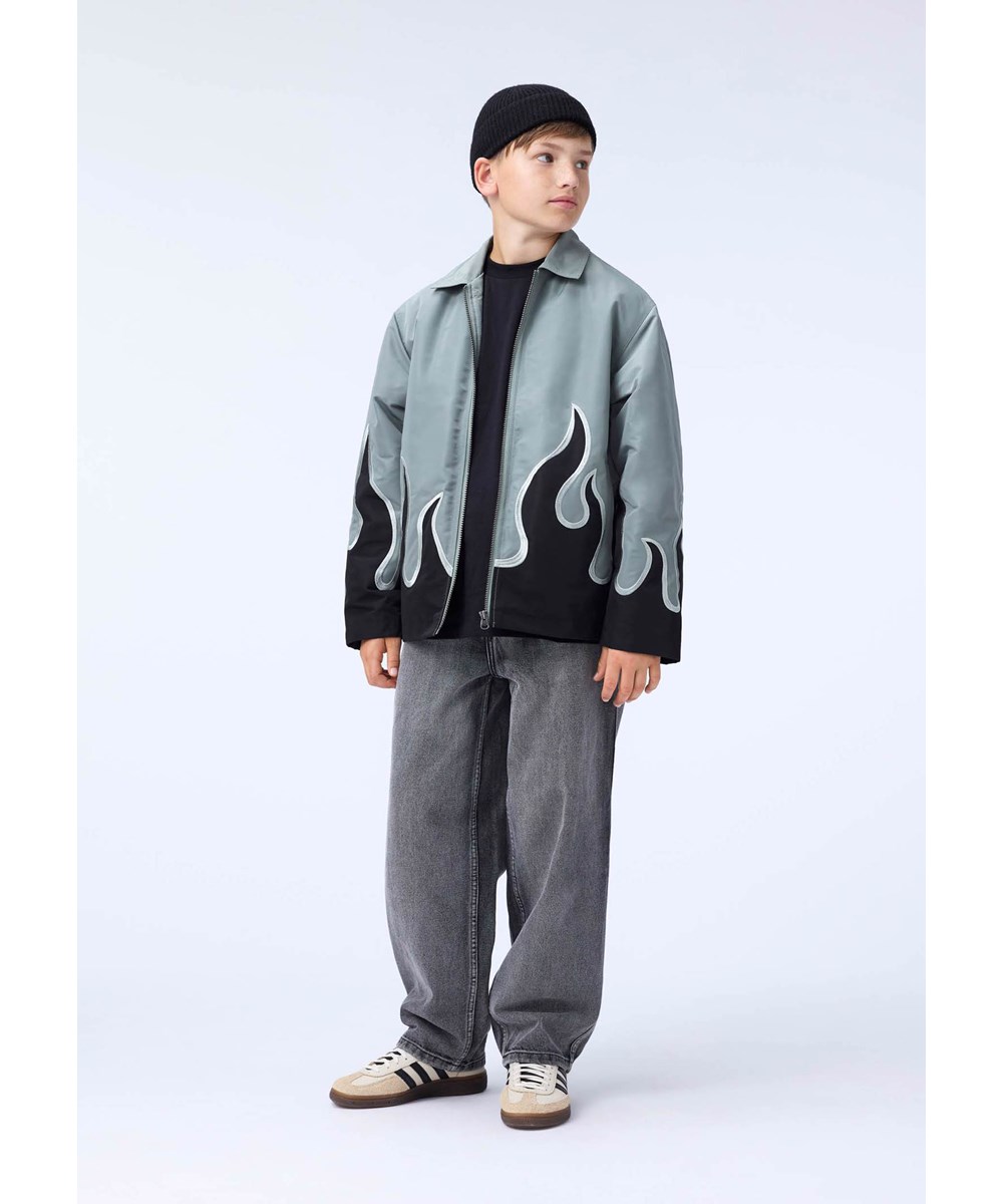 Hotson - Heated - Grå jacka för barn med svarta flammor gjord av glänsande polyester.