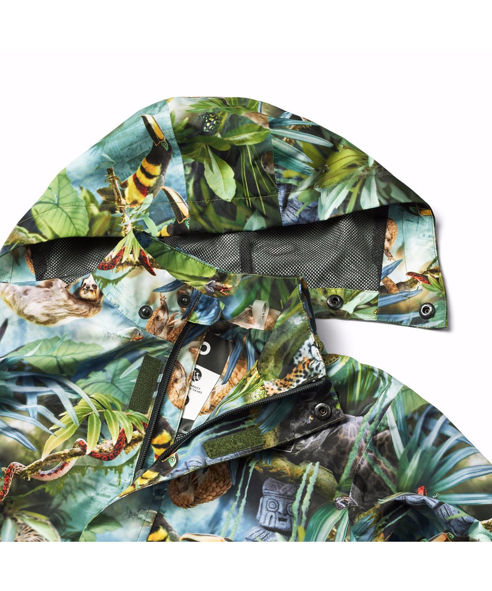 Whalley - Jungle Life - Gröna vind- och vattentät regnkläder i återvunnen polyester med djungel och dess färgglada djur.