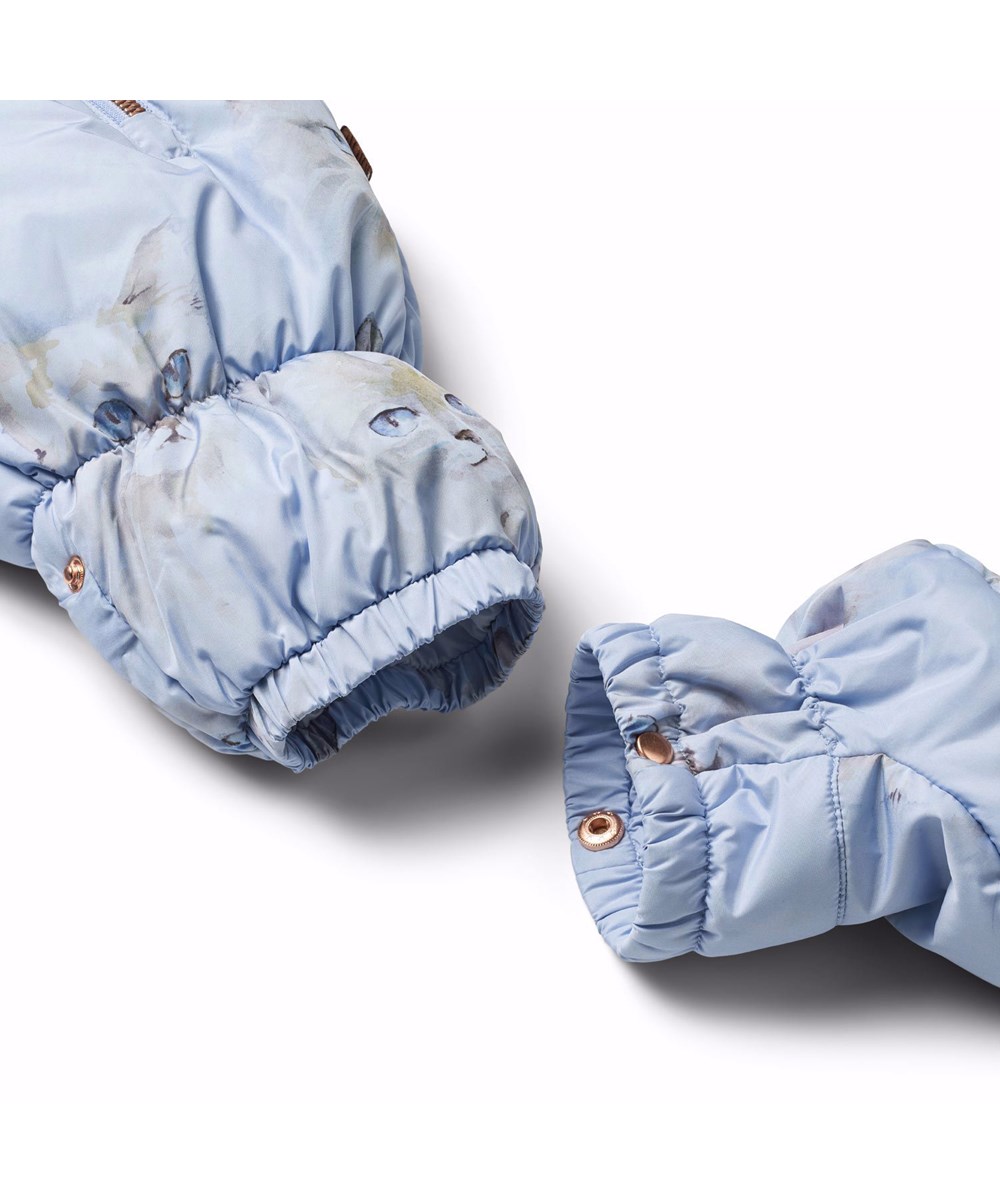 Hebe - Aquarelle Blue - Vattenavvisande, ljusblå overall för baby med kattansikten målade i akvarell på återvunnen polyester.