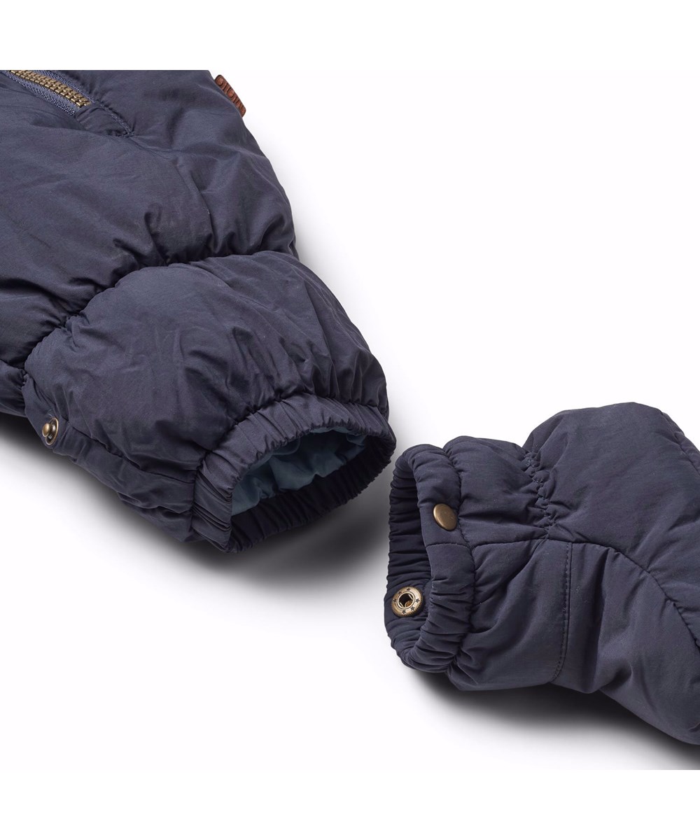 Hebe - Dark Night - Vattenavvisande mörkblå overall för baby i återvunnen polyester.