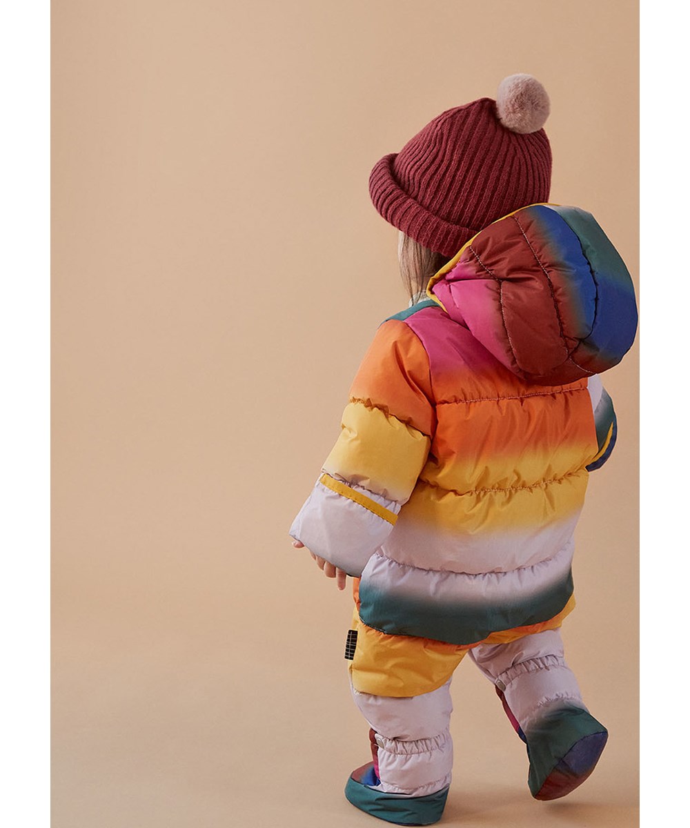 Hebe - Glowy Rainbow - Babyoverall i regnbågsfärger.