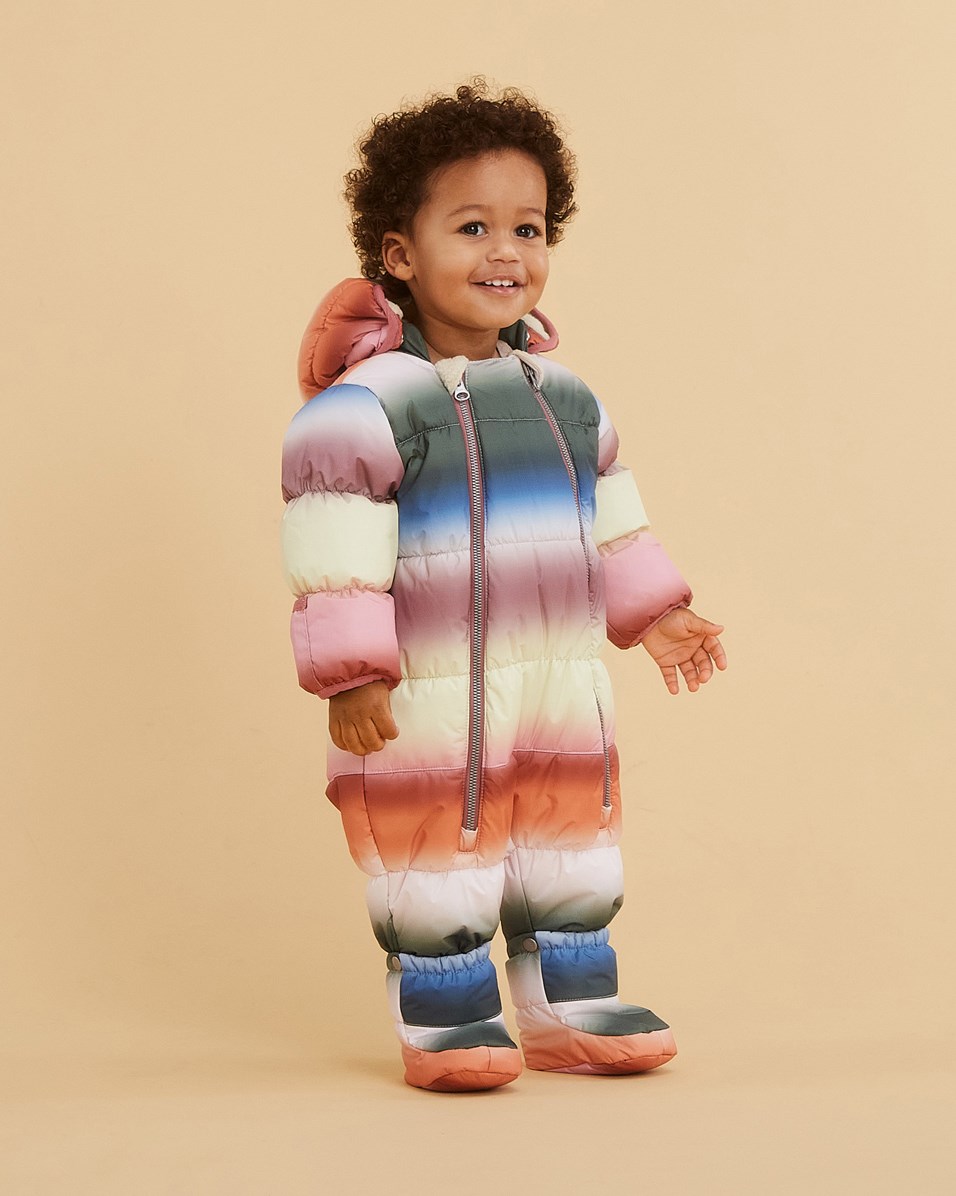 Hebe - Misty Rainbow - Återvunnen babyoverall i pastellfärgat regnbågsmönster.