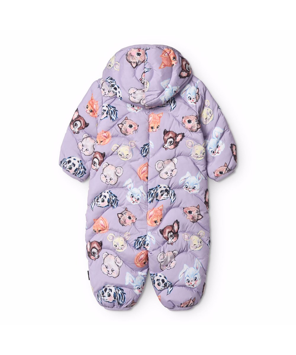 Honesty - Itty Bitty Purple - Lila vattenavvisande vadderad overall i återvunnen polyester för de minsta, med ett lätt foder, bruna kanter och ett tryck med färgglada djur från klassiska tecknade filmer.