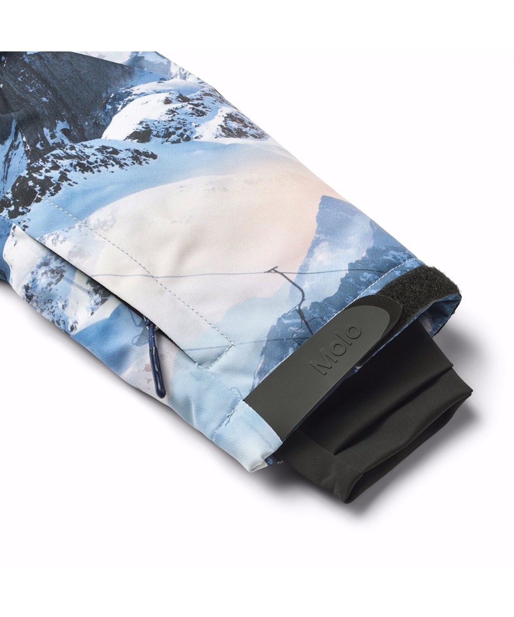 Hux - Mountain High - Barnoverall i återvunnen polyester, med ett vinterlandskap i blåa nyanser.