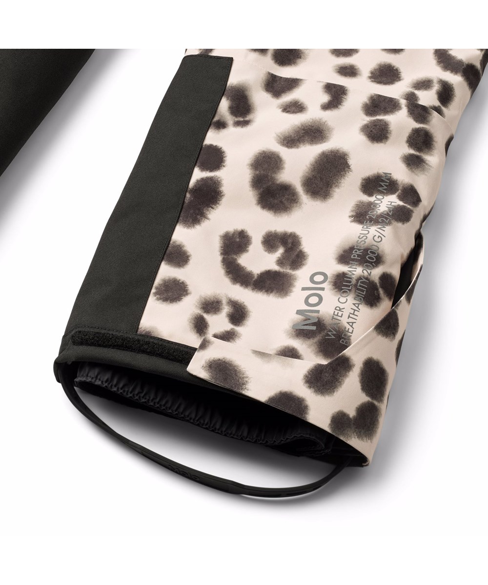 Hux - Snow Leo - Vind- och vattentät overall i ett unikt leopardmönster för en kall vinter eller skidsemester i återvunnen polyester och vadderad med 3M™ Thinsulate™.