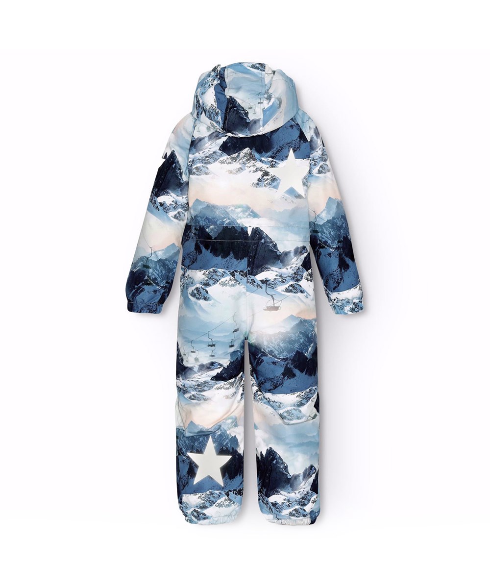 Pingo - Mountain High - Barnoverall i återvunnen polyester med ett vinterlandskap i nyanser av blått.