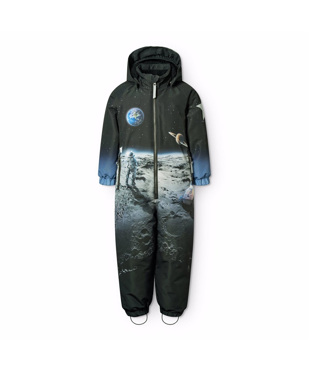 Polar - On The Moon - Vattenavvisande overall med mannen på månen tillverkad av återvunnen polyester och tål temperaturer ner till -10°C.