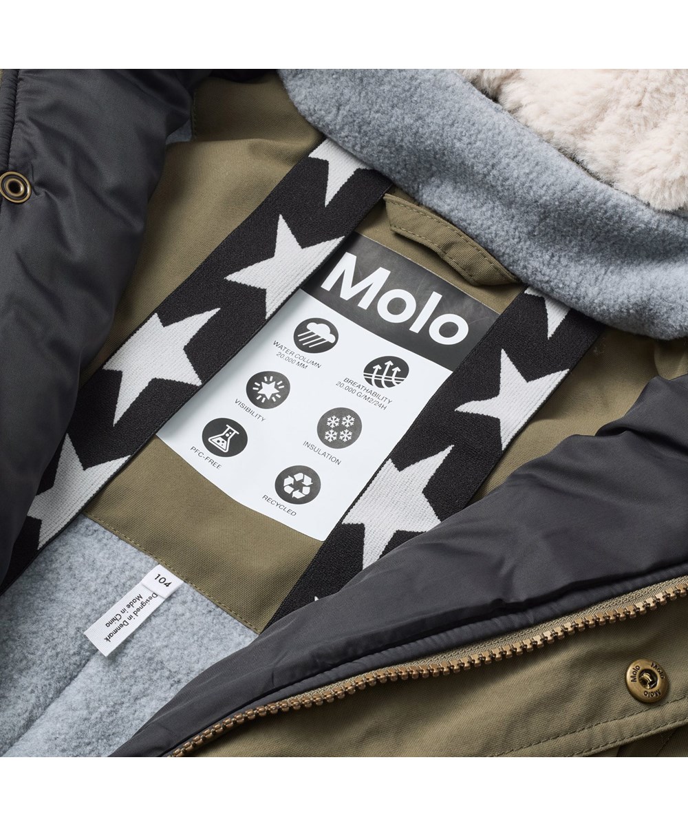 Polaris Fur - Bark Green - Vind- och vattentät mörkgrön overall för en kall vinter eller skidsemester i återvunnen nylon och vadderad med 3M™ Thinsulate™.