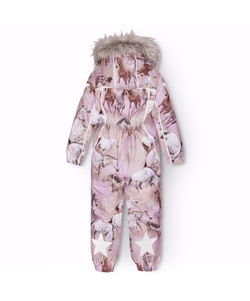 Polaris Fur - Dreamy Horses - Barnoverall i återvunnen polyester med vackert hästmotiv i nyanser av rosa och lila på en drömlik bakgrund.