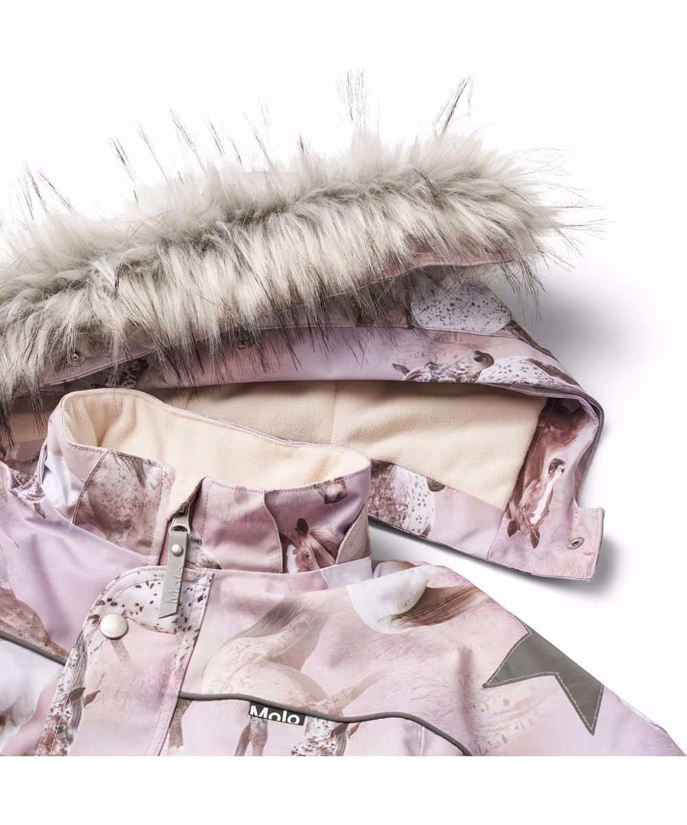 Polaris Fur - Dreamy Horses - Barnoverall i återvunnen polyester med vackert hästmotiv i nyanser av rosa och lila på en drömlik bakgrund.