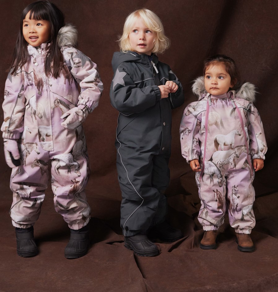 Polaris Fur - Dreamy Horses - Barnoverall i återvunnen polyester med vackert hästmotiv i nyanser av rosa och lila på en drömlik bakgrund.
