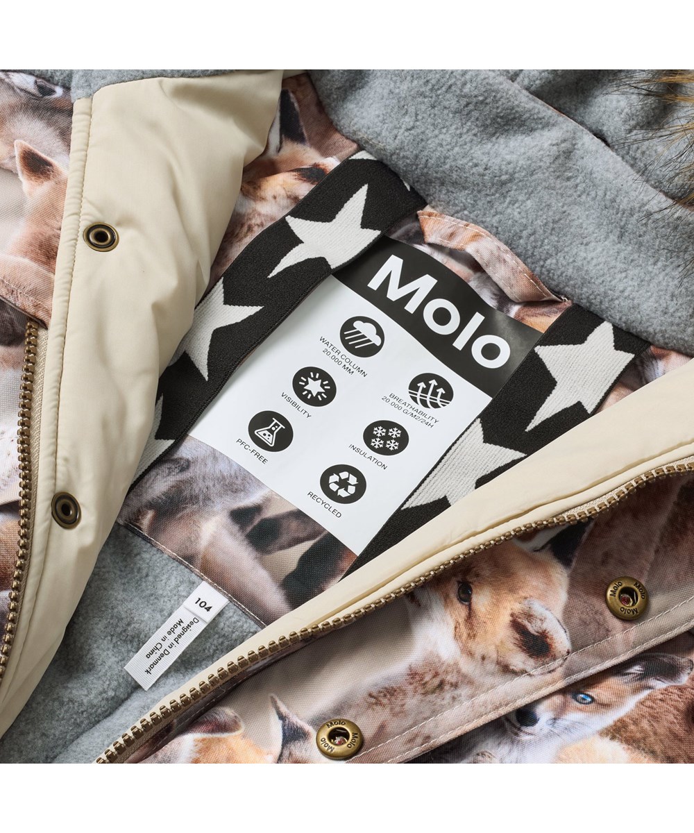 Polaris Fur - Playing Foxes - Vind- och vattentät overall med rävungar i bruna nyanser för en kall vinter eller skidsemester i återvunnen polyester och vadderad med 3M™ Thinsulate™.