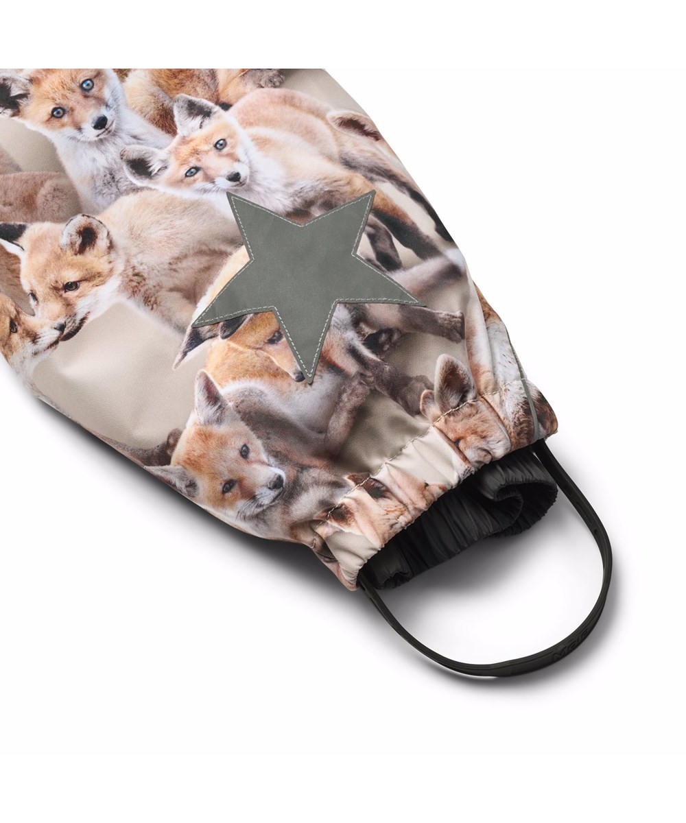 Polaris Fur - Playing Foxes - Vind- och vattentät overall med rävungar i bruna nyanser för en kall vinter eller skidsemester i återvunnen polyester och vadderad med 3M™ Thinsulate™.