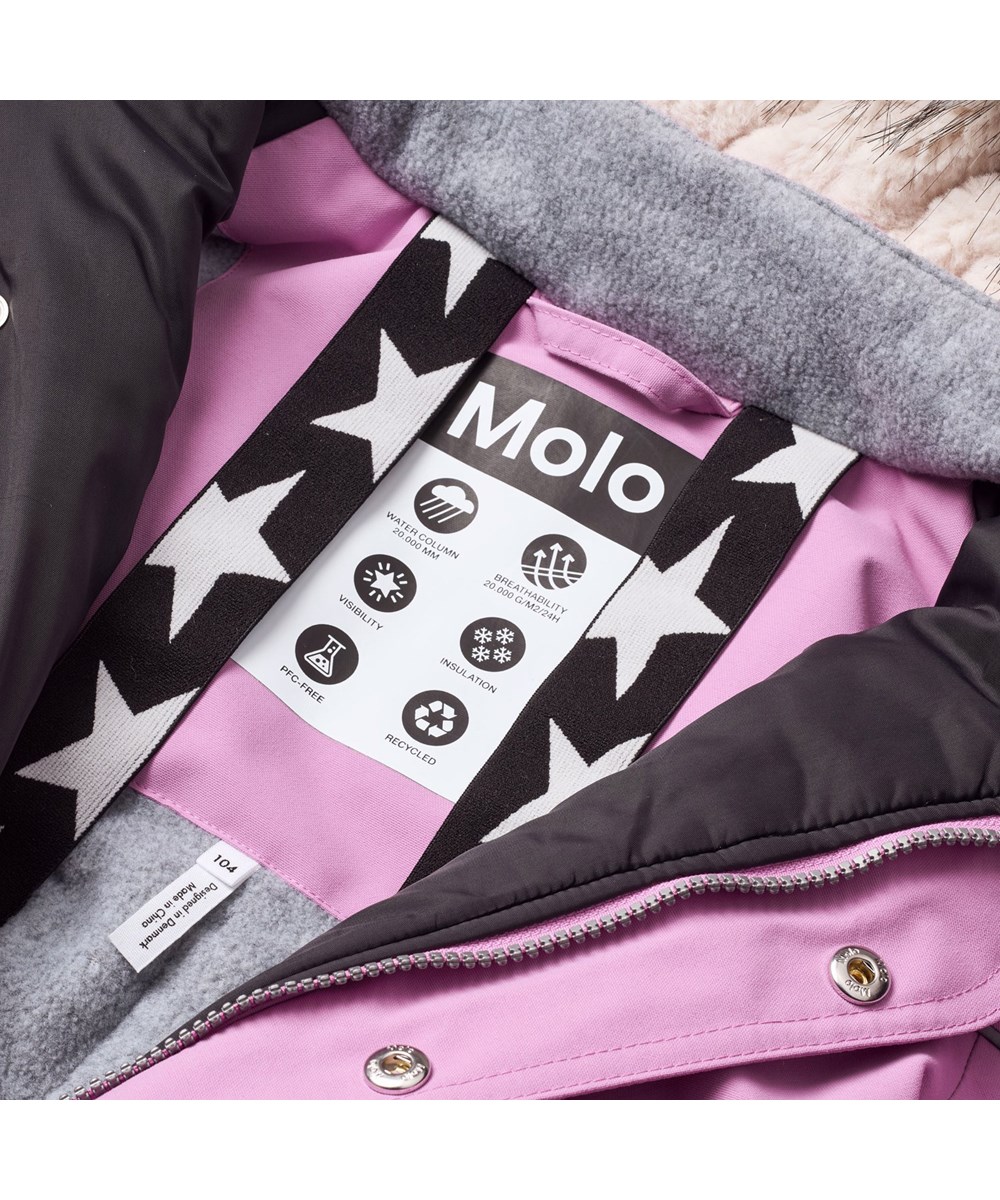 Polaris Fur - Purple Ray - Vind- och vattentät lila overall för en kall vinter eller skidsemester i återvunnen nylon och vadderad med 3M™ Thinsulate™.