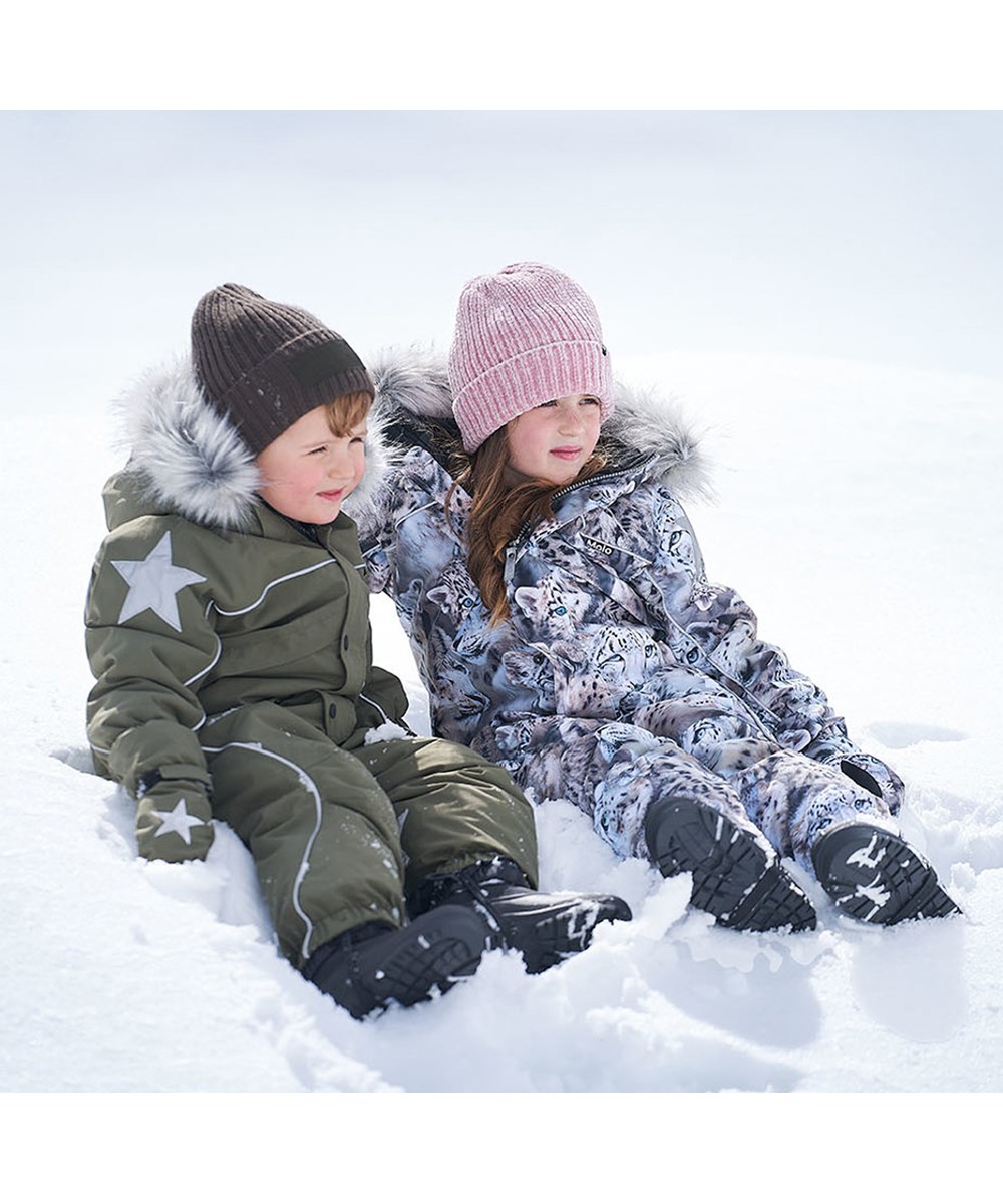 Polaris Fur - Snowy Leopards - Återvunnen overall med snöleoparder.