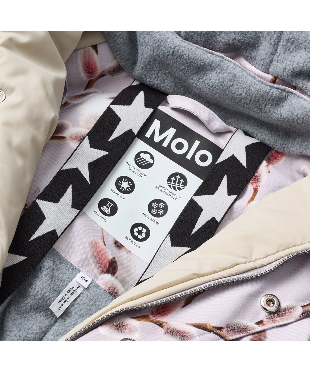 Polaris Fur - Willow Kitten - Vind- och vattentät overall med vackra videgrenar och vit kattunge för en kall vinter eller skidsemester tillverkad av återvunnen polyester och vadderad med 3M™ Thinsulate™.