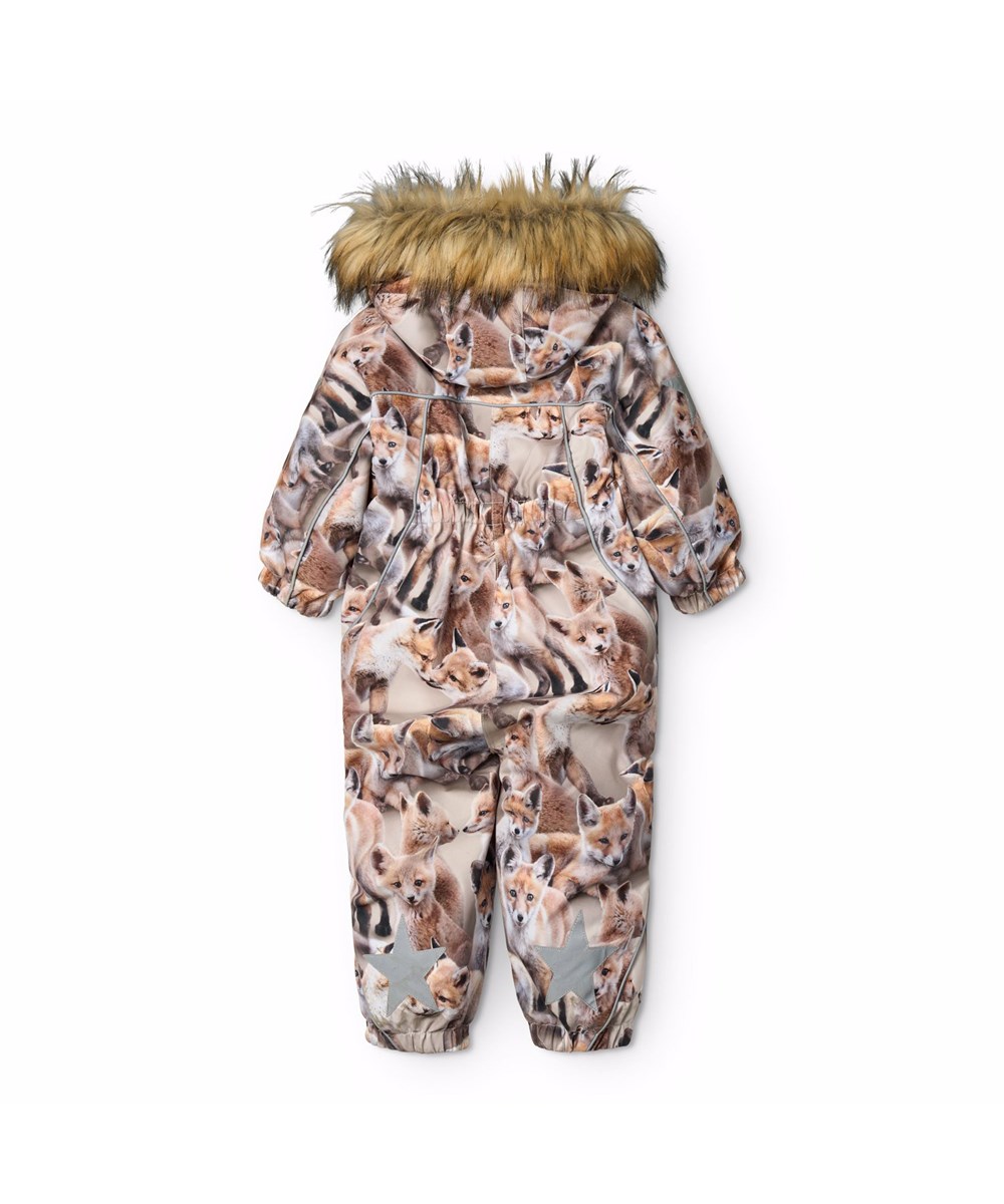 Pyxis Fur - Playing Foxes - Vind- och vattentät overall för en kall vinter med rävungar i bruna nyanser tillverkad av återvunnen polyester och vadderad med 3M™ Thinsulate™.