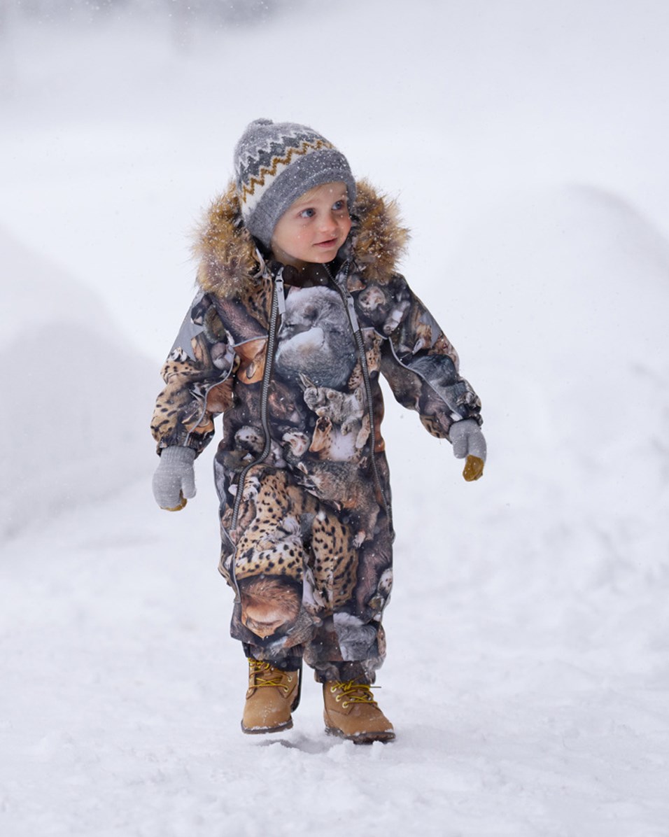 Pyxis Fur - Sleeping Cubs - Återvunnen overall med djurmönster och päls.
