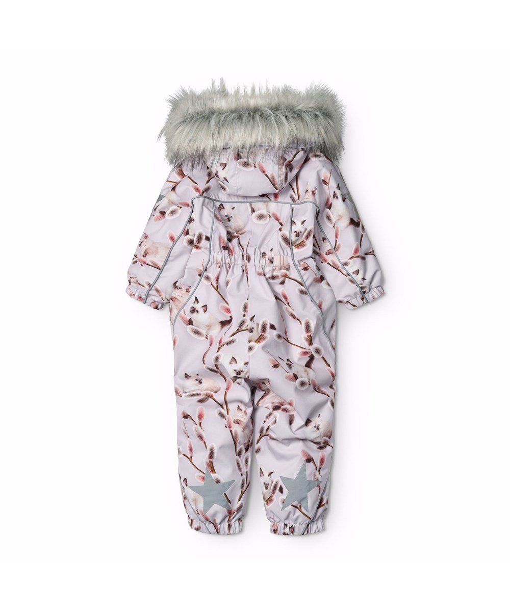 Pyxis Fur - Willow Kitten - Lila vind- och vattentät overall för en kall vinter med vackra videungegrenar och en vit kattunge tillverkad i återvunnen polyester och vadderad med 3M™ Thinsulate™.