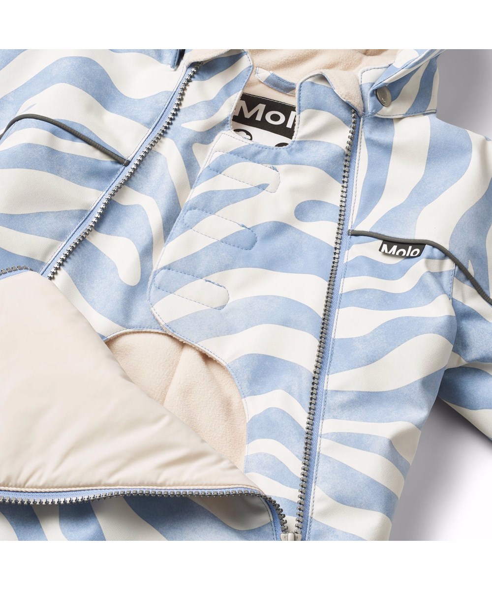 Pyxis - Zebra Blue - Barnoverall i återvunnen polyester med zebraränder i lavendelblått och off-white.